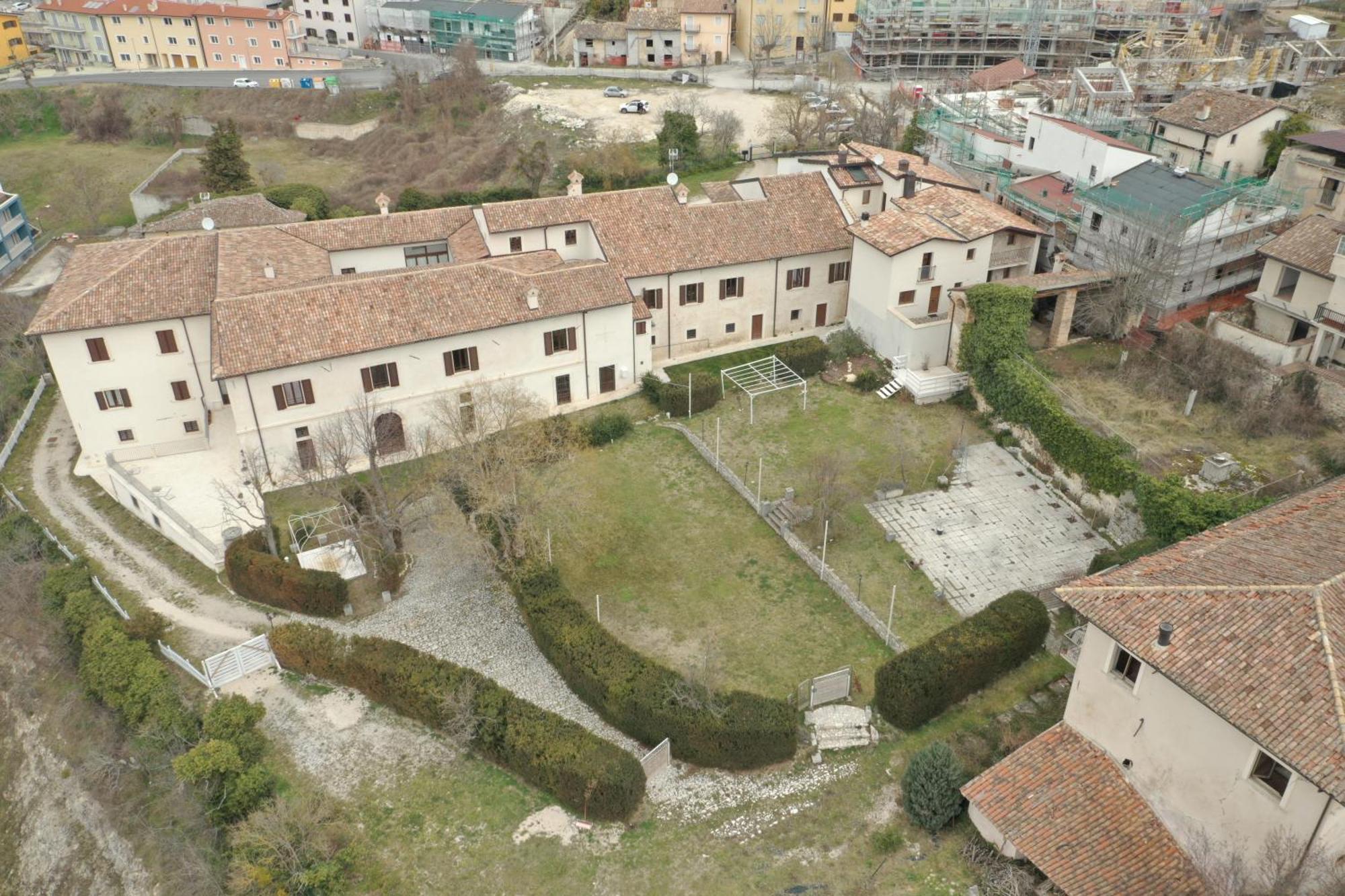 Palazzo Palitti Panzió Roio Kültér fotó